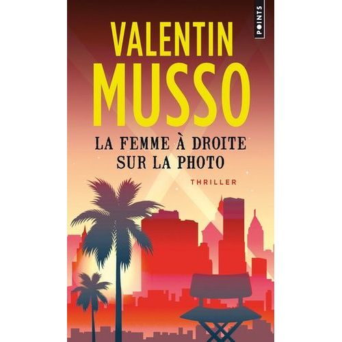 La Femme À Droite Sur La Photo