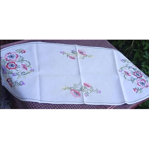 Chemin De Table / Grand Napperon - Brodé Main - Fleurs - Ovale - 86 X 40 Cm Environ