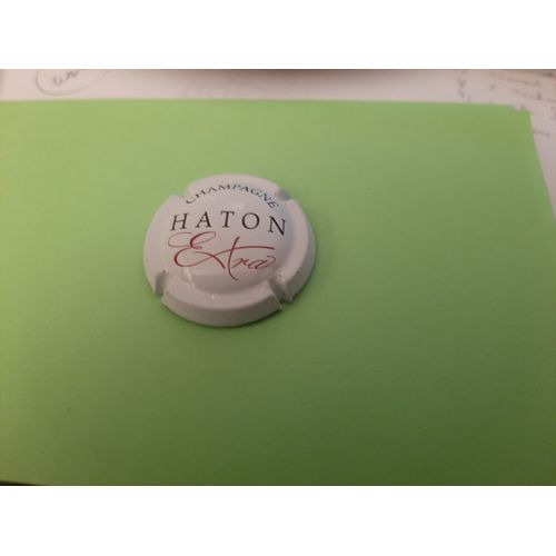 Superbe Capsule Du Champagne Haton Ecriture Noire Et Roge Sur Fond Blanc
