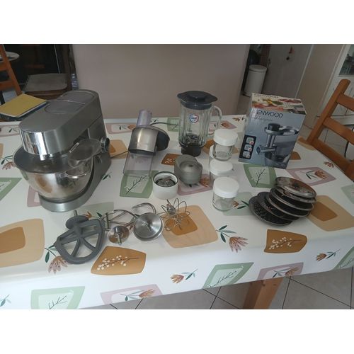Robot patissier kenwood plus ses accessoires plus blinder mini achoir avec 4pots plus achoir à viande