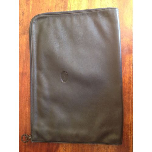PORTE DOCUMENT/ORDINATEUR CUIR MARQUE LONGCHAMP. ZIPPE A MOITIÉ, POCHETTE INTÉRIEURE. DIMENSIONS 40 x 28, SOUFFLET 3 A 7 CM. BON ÉTAT.