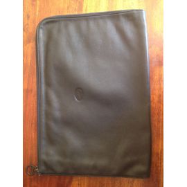 PORTE DOCUMENT/ORDINATEUR CUIR MARQUE LONGCHAMP. ZIPPE A MOITIÉ, POCHETTE INTÉRIEURE. DIMENSIONS 40 x 28, SOUFFLET 3 A 7 CM. BON ÉTAT.
