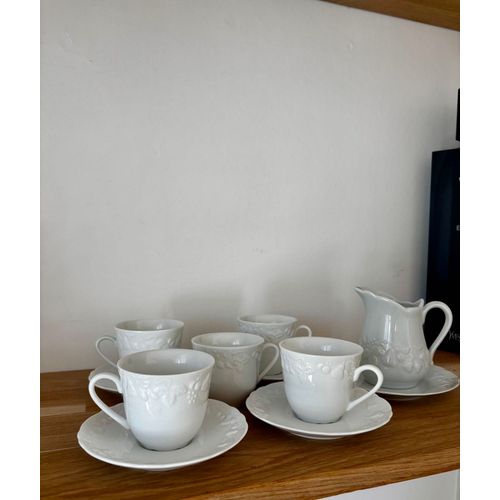 5 Tasses, 4 Soucoupes Et Un Crémier En Porcelaine Philippe Deshoulières California 