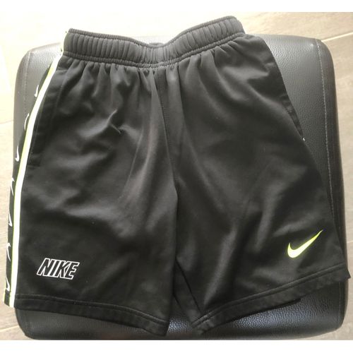 Short « Nike » Taille 128-137 Cm (8-10 Ans)