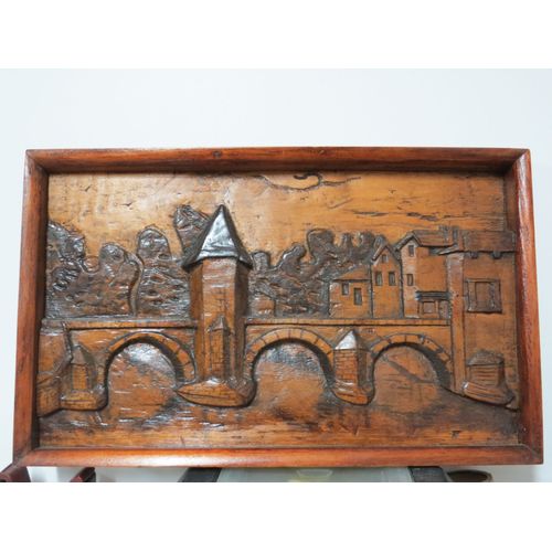 tableau en bois sculpté