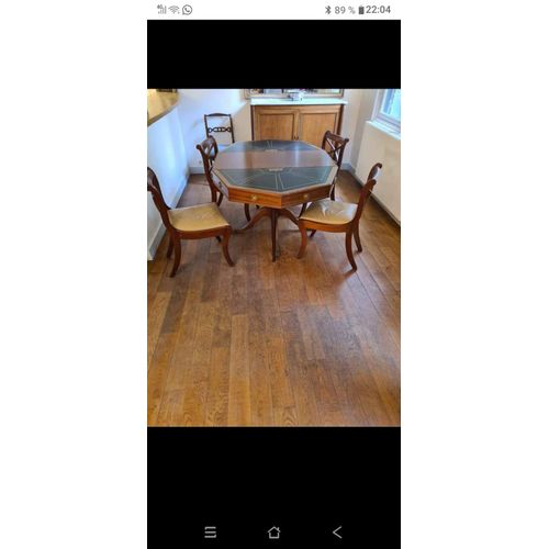 Une Table Salle À Manger Style Napoleon. Décoration De Cuire Noir Avec Gaufrage Doré. Pieds Des Lions En Bois Massif.