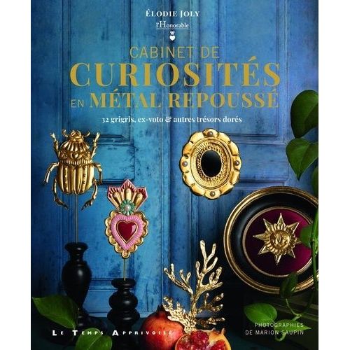 Cabinet De Curiositiés En Métal Repoussé