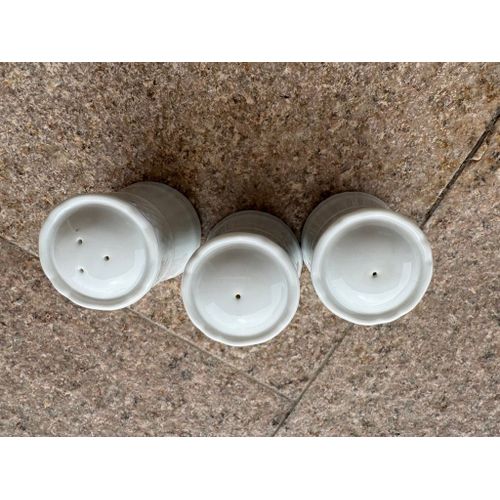Salière Et Poivrières En Porcelaine