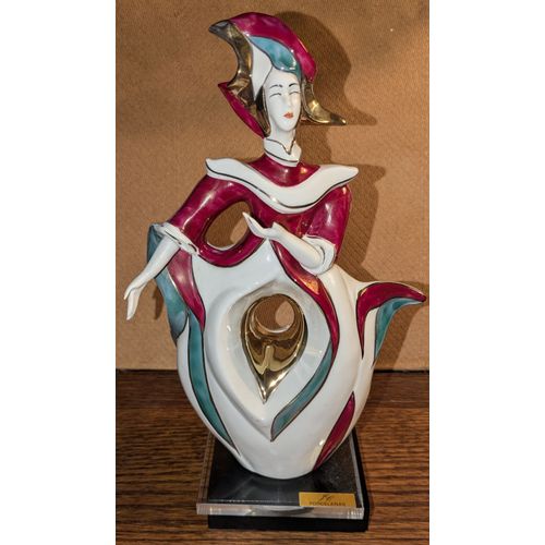 Statuette Femme en Porcelaine signée JC