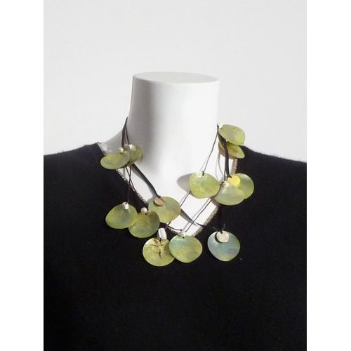 Collier Avec Ronds En Coquillage Vert Et Beige Montés Sur Liens En Coton
