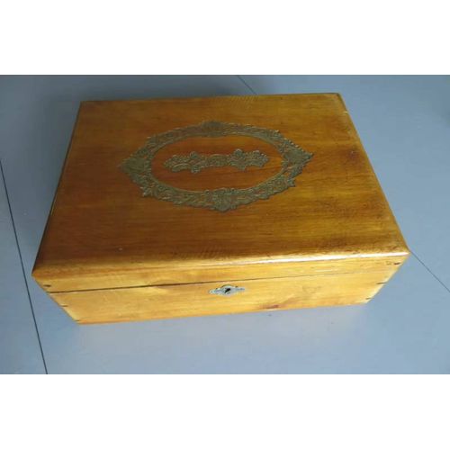 Ancienne Boite En Bois Motif Gravé Et Doré