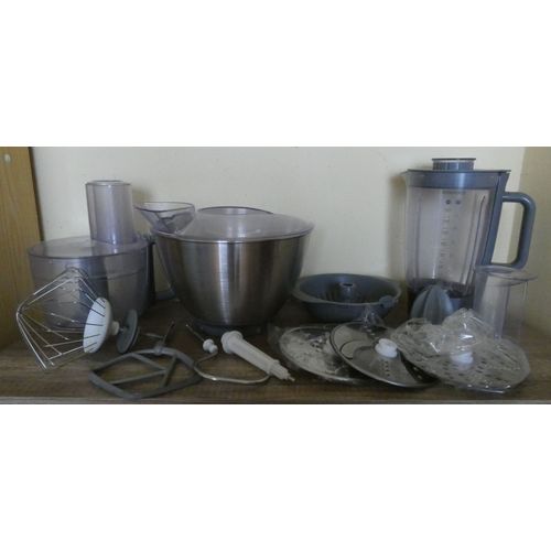 Lot d'accessoires pour robot pâtissier Kenwood Prospero KM240 (blender, bol avec couvercle, fouets, disques, presse-agrume, batteur...).