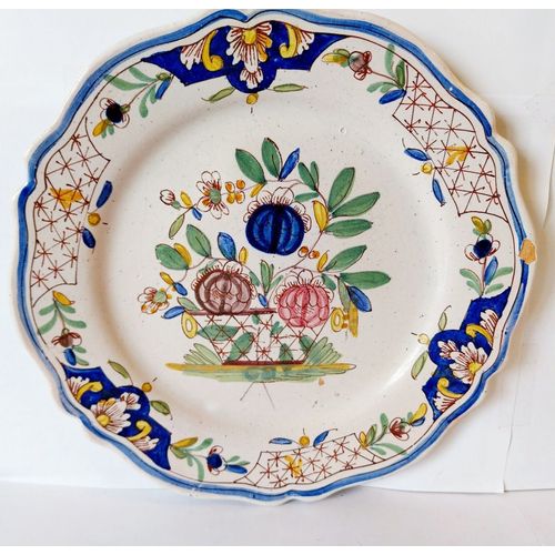 Une Assiette En Faience Décor De Fleures. Xix Ème Siècle 25 Cm De Diamètre.