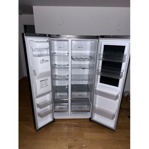 C¿est un réfrigérateur américain LG InstaView Door-in-Door¿¿ d¿une capacité de 628 litres,