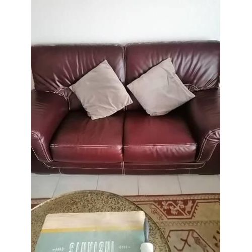 Vends Canapé Marron Roux En Cuir Synthétique De Qualité, En Excellent Etat, 2 Places Et Demi, Non Convertible, Coussins D'Assive Fixes, Larges Accoudoirs, Belles Surpiqures Sur Tous Les Côtés.
