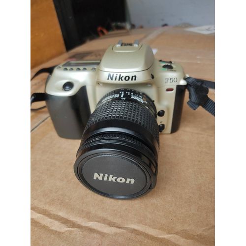 Boîtier Nikon plus objectif