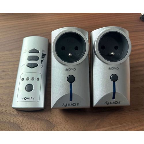 Lot de 3 prises connectées et télécommande SOMFY