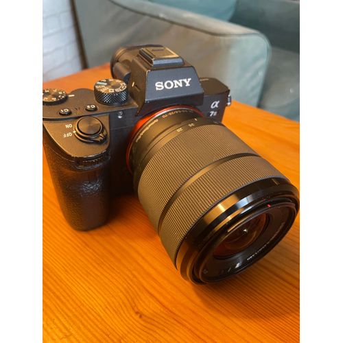 SONY ALPHA 7 III 24.3 mpix + Objectif Sony 28-70 (ouverture 4) + 4 BATTERIES + CHARGEUR DOUBLE SONY