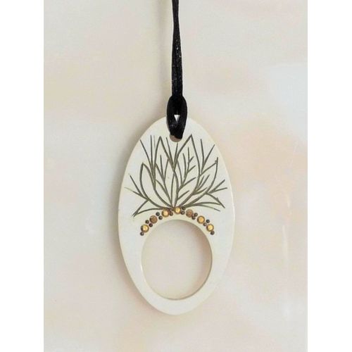 Collier/ Sautoir Avec Son Anneau Oval En Plastique Blanc Et Lien Coton