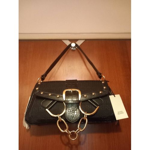 Sac à main RIVER ISLAND Black fashion, coloris noir, une grande poche, une pochette zippée, fermeture par clip, fantaisie boucles, grosses chaines et clous dorés sur l'avant, bords façon croco.