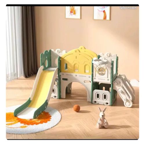 Jouer d’escalade de château pour enfants, toboggan pour enfants, espace de rangement. Couloir de jeu de 3ans jusqu’à 8 ans