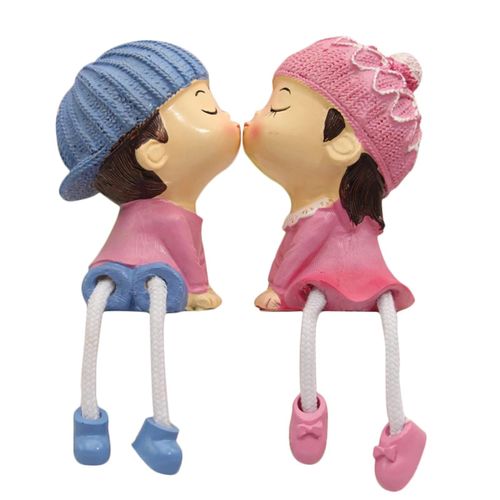 2Pcs Pied Suspendu Résine Jouet Mignon Couple Amour Ornement Garçon Et Fille Décor De Bureau Pour Mariage Saint Valentin Anniversaire Laine Baiser