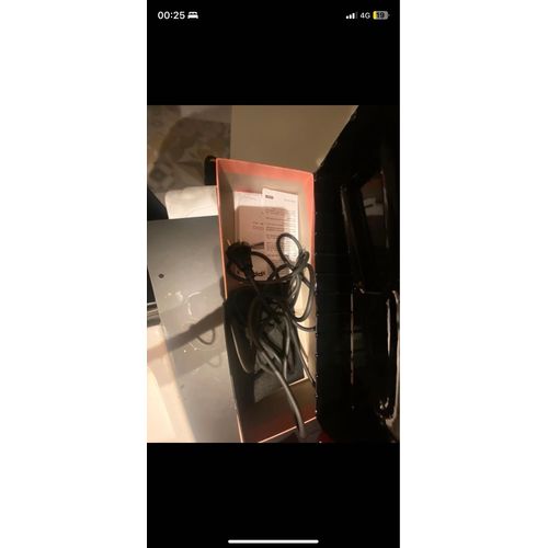 Lisseur Babyliss Pro, Il N’A Jamais Servi, Il A Plusieurs Degrés De Chauffèrent. Il Est Vendu Avec Un Gant Et Un Tapis De Protection. Vous Pouvez Faire Des Boucles Avec, Il Y A Des Plaques.