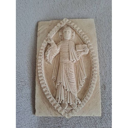 Carreau. Jésus-Christ Roi de Gloire. Bas-relief.