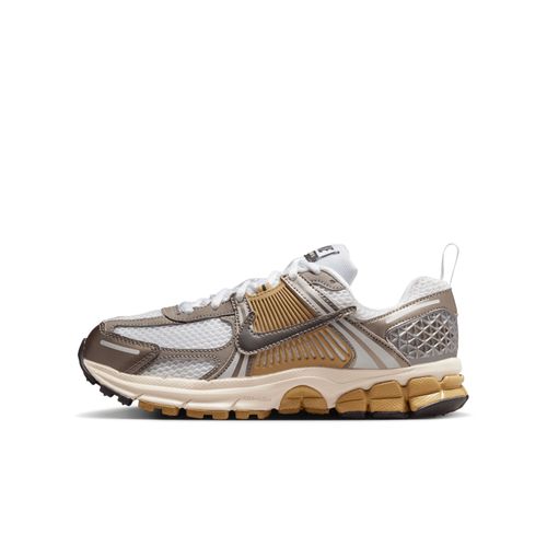Chaussure Nike Vomero 5 Pour Ado Metallic Pewter/parachute Beige/blanc/medium Ash Hf6998004