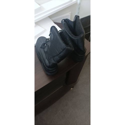 Paire De Chaussures De Sécu Mi Montante Neuve Jamais Portées , Noires Ça Change Des Vieilles Pompes De Sécu . Taille 43 . Neuve 79 E, 40 E