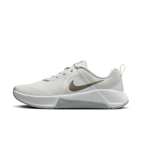 Chaussure D'entraînement Nike Mc Trainer 3 Pour Femme Photon Dust/blanc/light Smoke Grey/metallic Pewter Fq1830002