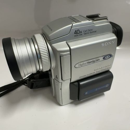 Sony Handycam DCR-PC110 - Caméscope - 1.0 MP - 10x zoom optique - Carl Zeiss - Mini DV - noir, argent métallique