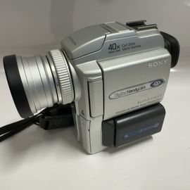 Sony Handycam DCR-PC110 - Caméscope - 1.0 MP - 10x zoom optique - Carl Zeiss - Mini DV - noir, argent métallique