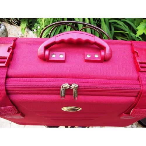 Valise Easyline rouge Longueur 70cm Largeur 51cm profondeur 21 cm Sur 2 roulettes avec sa sangle pour la tirer