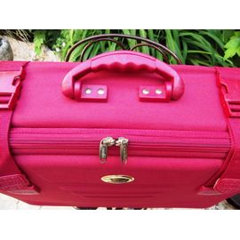 Valise Easyline rouge Longueur 70cm Largeur 51cm profondeur 21 cm Sur 2 roulettes avec sa sangle pour la tirer