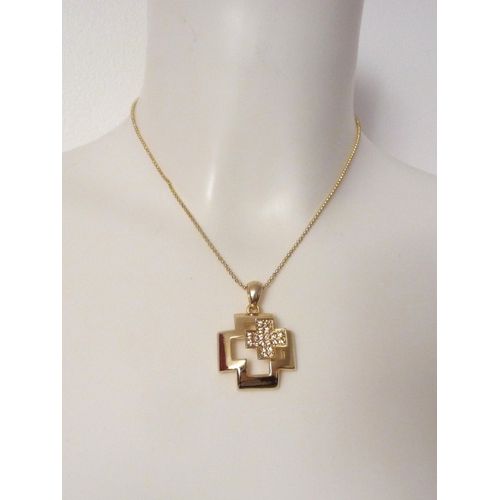 Collier Avec Sa Fine Chaine Et Son Pendentif En Métal Doré