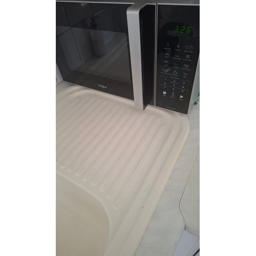 MICRO-ONDES WHIRLPOOL Modèle MWO 616/01 SL Capacité 25L Puissance entrée 1450W Dimensions 486x410x293 En très bon état.