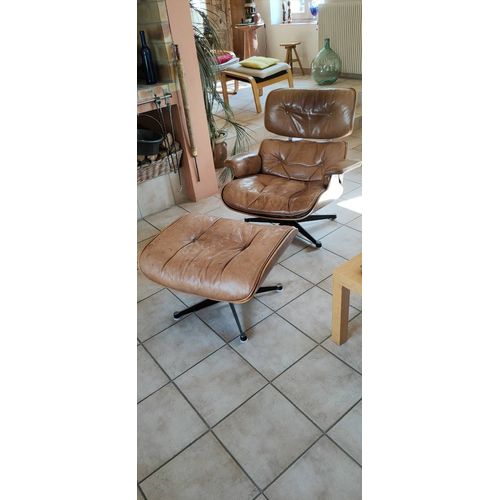 Fauteuil En Cuir Avec Son Repose-Pied Signé Herman Miller, Designer Charles Eames