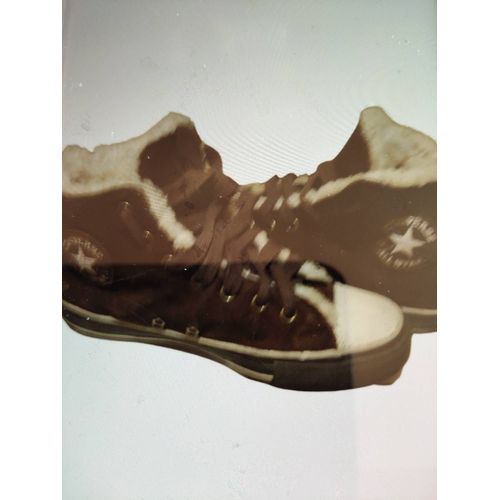 Converse Marron Foncé Intérieur Fourré Synthétique, Dain Marron Foncé Unisexe. Taille 5 ,5 U S . À Lacets. Basket Montante Rare Avec La Fourrure Synthétique En Excellent État Comme Neuf