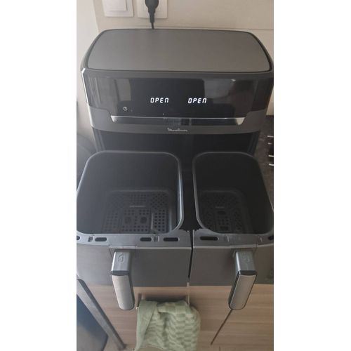 Easy fry 11l de moulinex, 2 tiroirs (6,5l et 4,5l), idéale pour famille nombreuse. Il permet de cuisiner deux plats distincts en même temps.