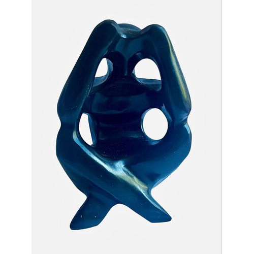 Sculpture l’homme qui pense pierre noire taillée 