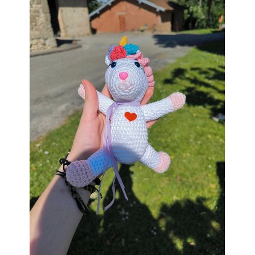 Peluche licorne au crochet