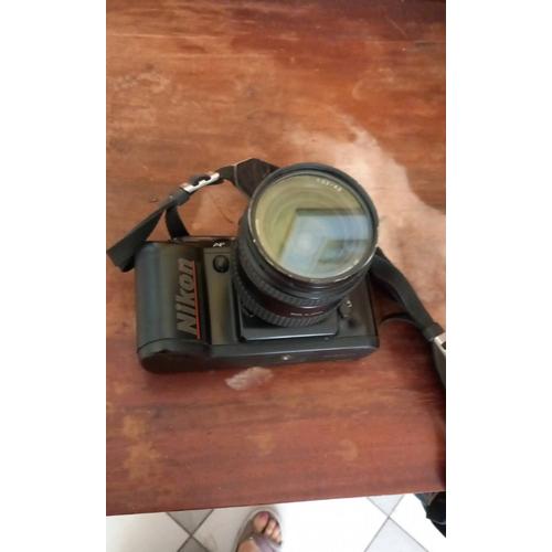 Appareil photo argentique Nikon F-401S avec son sac plus un zoom 24 50 mm f/3.3-4.5