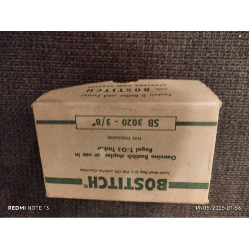 Ancienne Boite D'Agrafes Us : Bostitch - Genuine Bostitch Staples For Use In Regal T-G3 Tacker - Référence Sb 3020 - 3/8 " , Boite De 5000 Agrafes , Couleur Cuivre