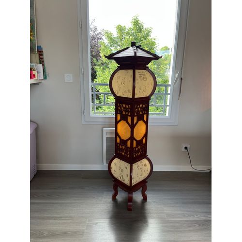 Lampe Asiatique Avec Chapeau Pagode Sur Pied