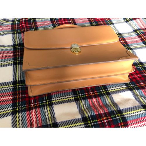 - SACOCHE PORTE DOCUMENTS LANCASTER - TOUT CUIR COULEUR CARAMEL - TRES BELLE QUALITE