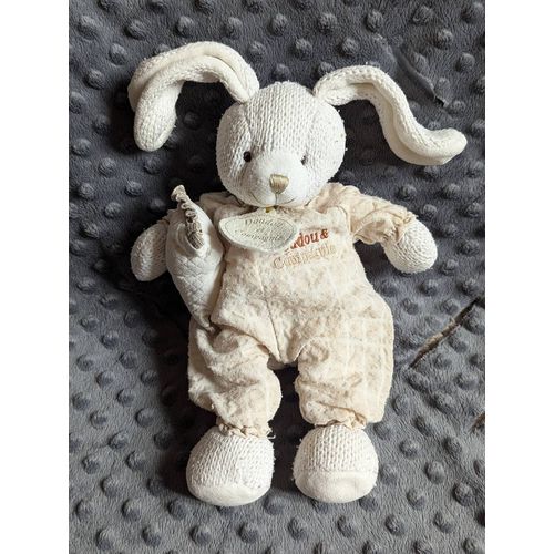 Doudou de la marque Doudou et Compagnie Lapin blanc en tricot avec un coussin oreiller