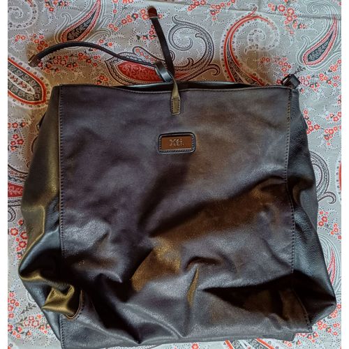 Sac à main noir un peu brillant marque XTI