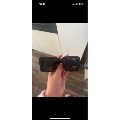 Je Vend Mes Lunette De Soleil Prada Acheter Chez Un Lunettier