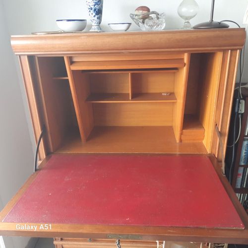 Paire De Bibliothèque Md Avec Vitrines Et Secrétaire En Bois Clair Très Bon État, Intérieur Tapissé Rouge D'Origine Et Éclairages Sur Les Côtés Des Vitrines.